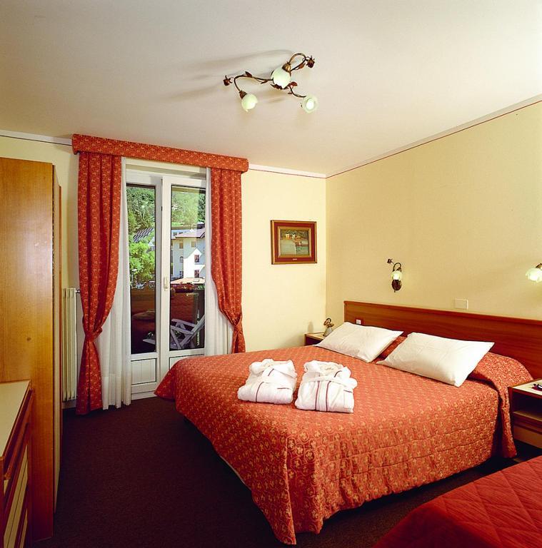 Hotel Des Alpes Molveno Szoba fotó